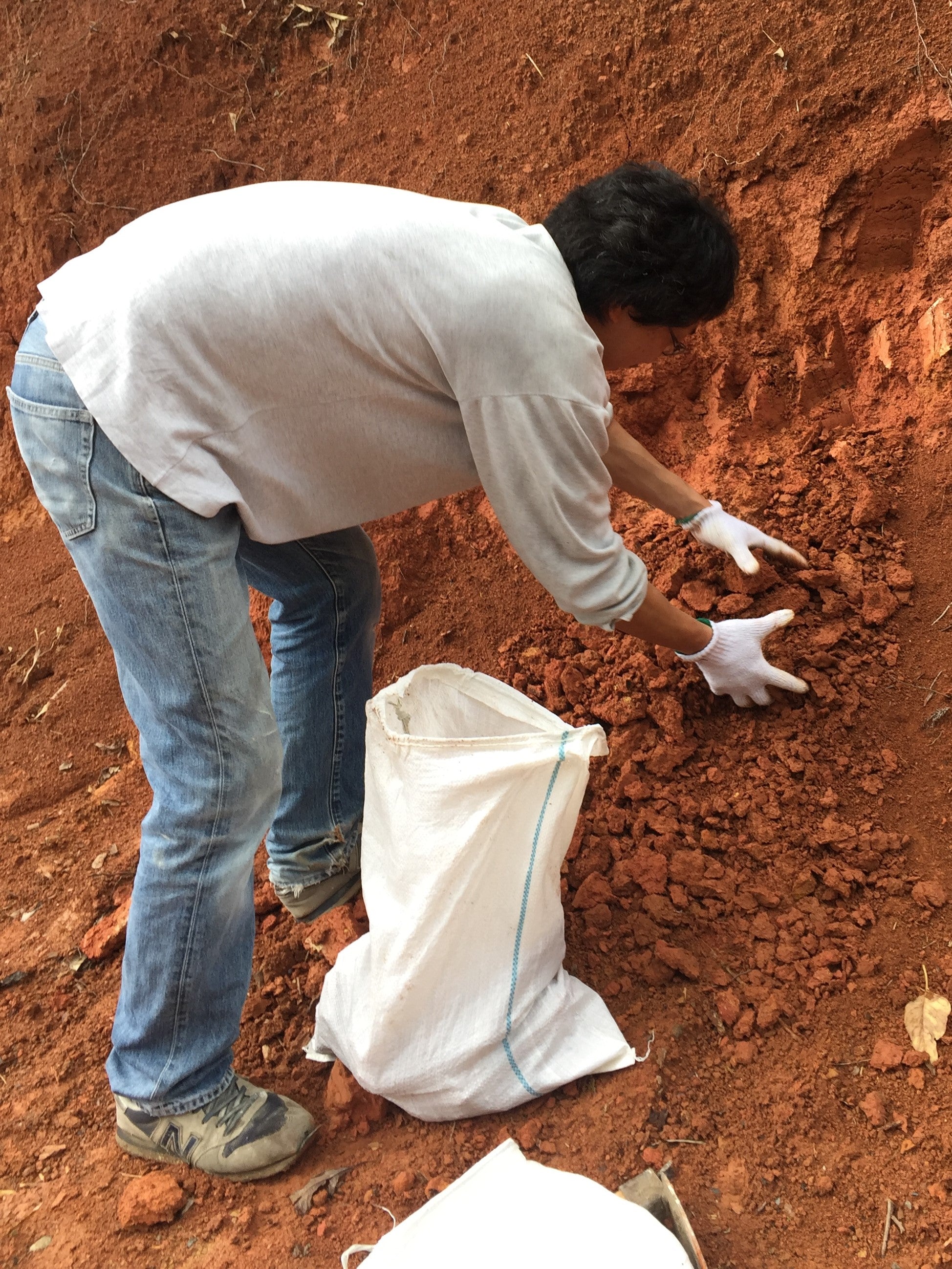 Masanori Makino digging for clay in Japan