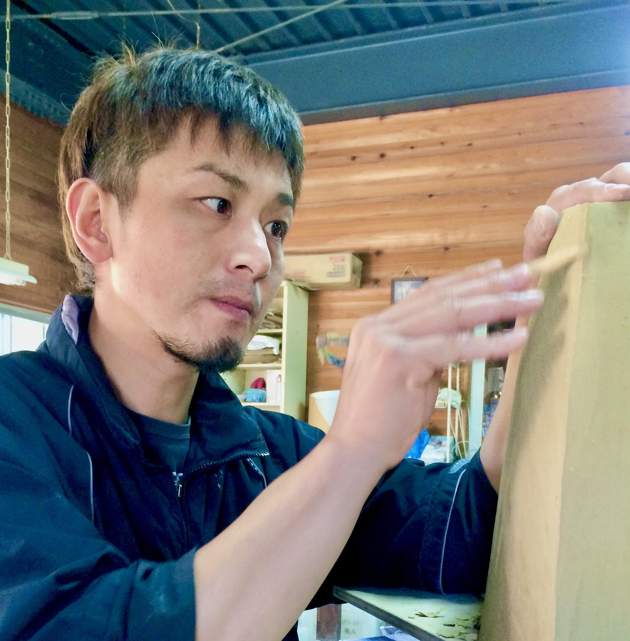 Sohei Matsuno carving a Japanese ceramic Hagi yaki piece
