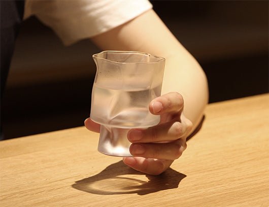 A frosted crumple cocktail glass held in hand